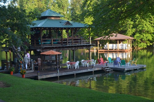 Cozy Cabin,Sandy Beach,Fantastic Dock W/ 50' TV & Boat Launch