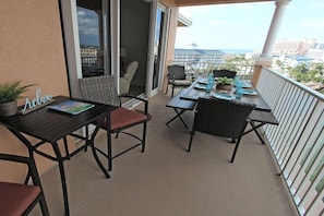 Un balcon avec une table et des chaises, une vue sur la ville et une pancarte indiquant « détente ».