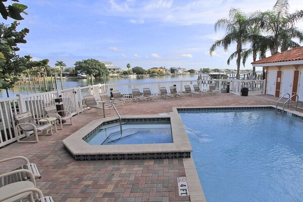 Lämmitetty uima-allas