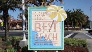 Letrero de Clearwater Beach, reconocido como la mejor playa urbana del Golfo de México, establecida en 1999.