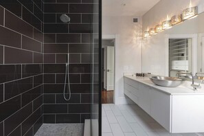Badekar, hårtørrer, håndklæder