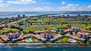 Ein Resort mit mehreren Gebäuden, Swimmingpools und einem Hafen.
