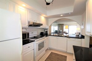 Køleskab, mikrobølgeovn, ovn, kogeplade