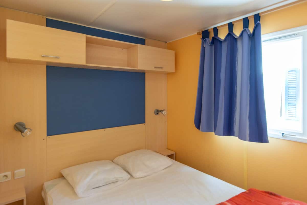 Con arredamento individuale, tende oscuranti, Wi-Fi gratuito
