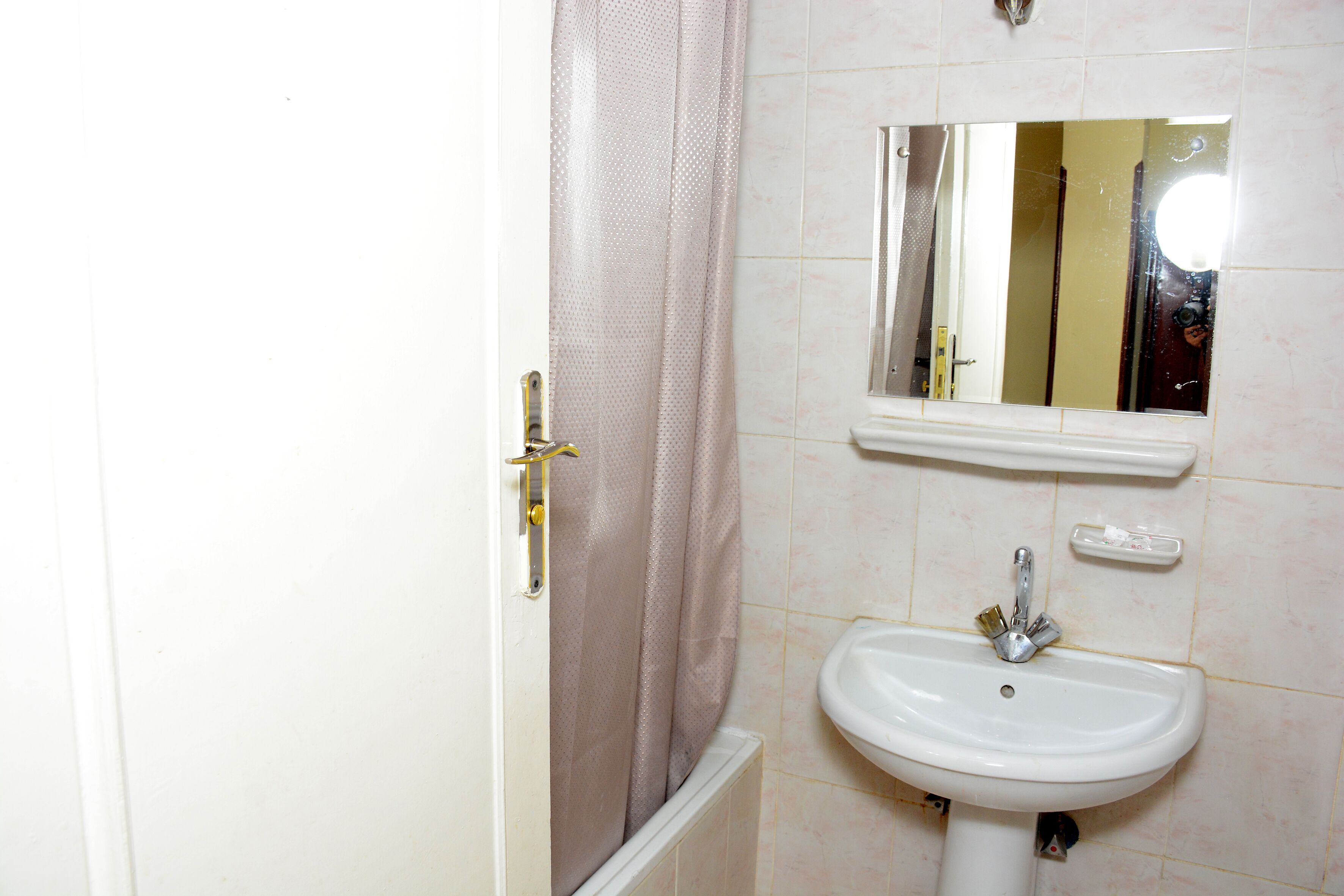 Bathroom | Combined shower/bathtub, bidet, towels, toilet paper