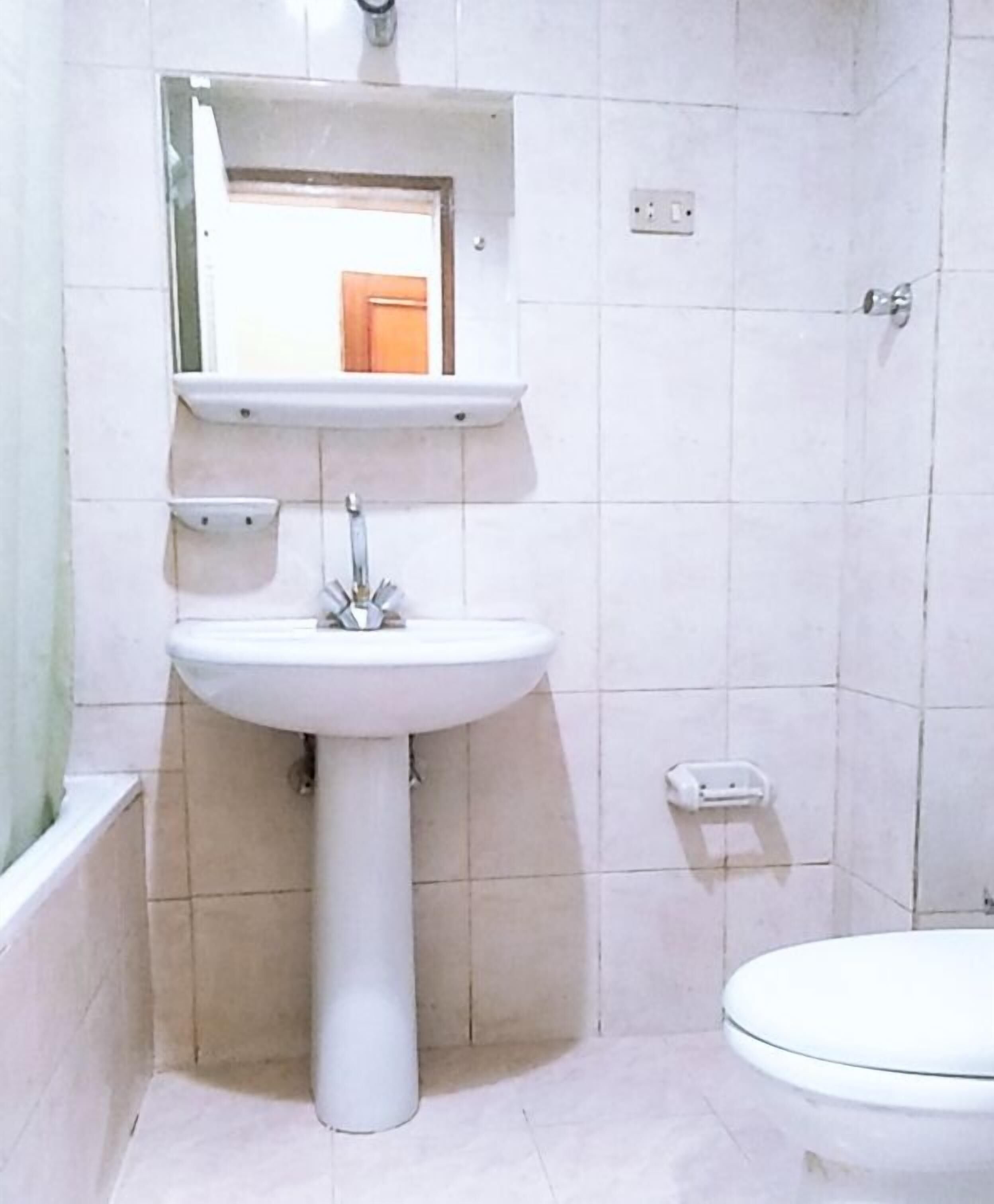 Bathroom | Combined shower/bathtub, bidet, towels, toilet paper