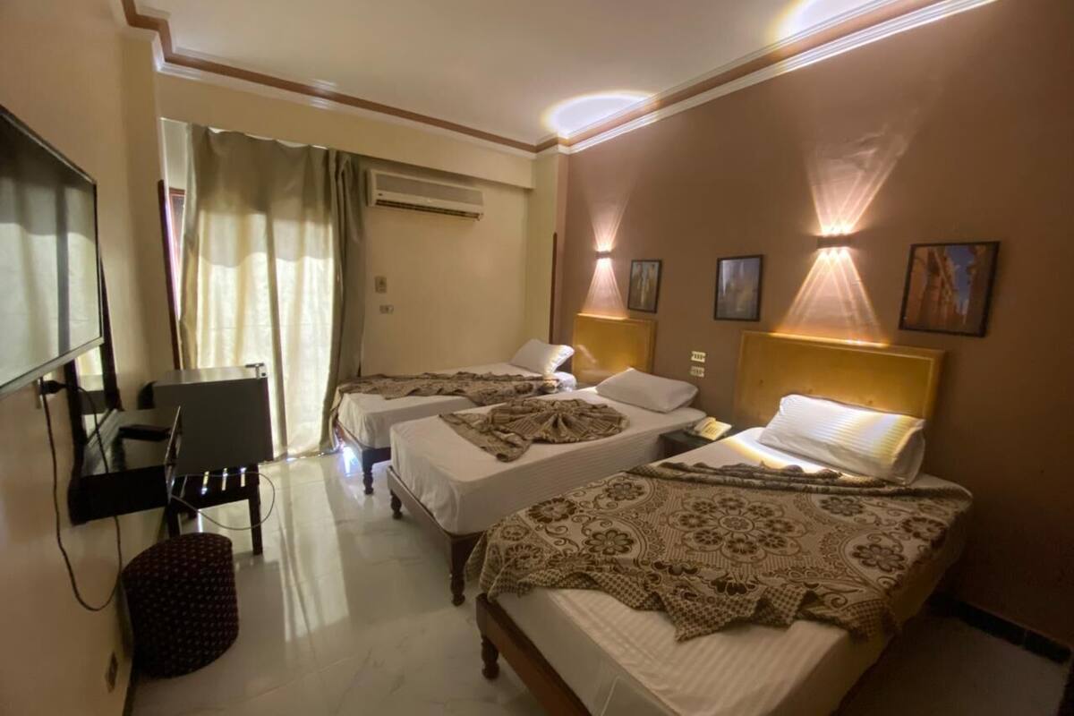 deluxe triple room | 1 bedroom, in-room safe, blackout curtains, free wifi