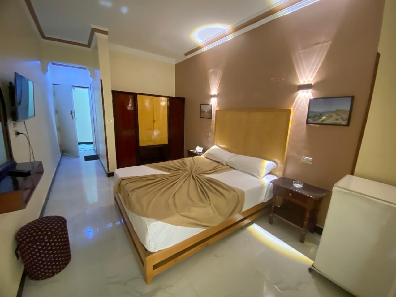 Romantic Single Room | Living area | 32-inch flat-screen TV with satellite channels, TV