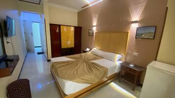 Romantic Single Room | Living area | 32-inch flat-screen TV with satellite channels, TV