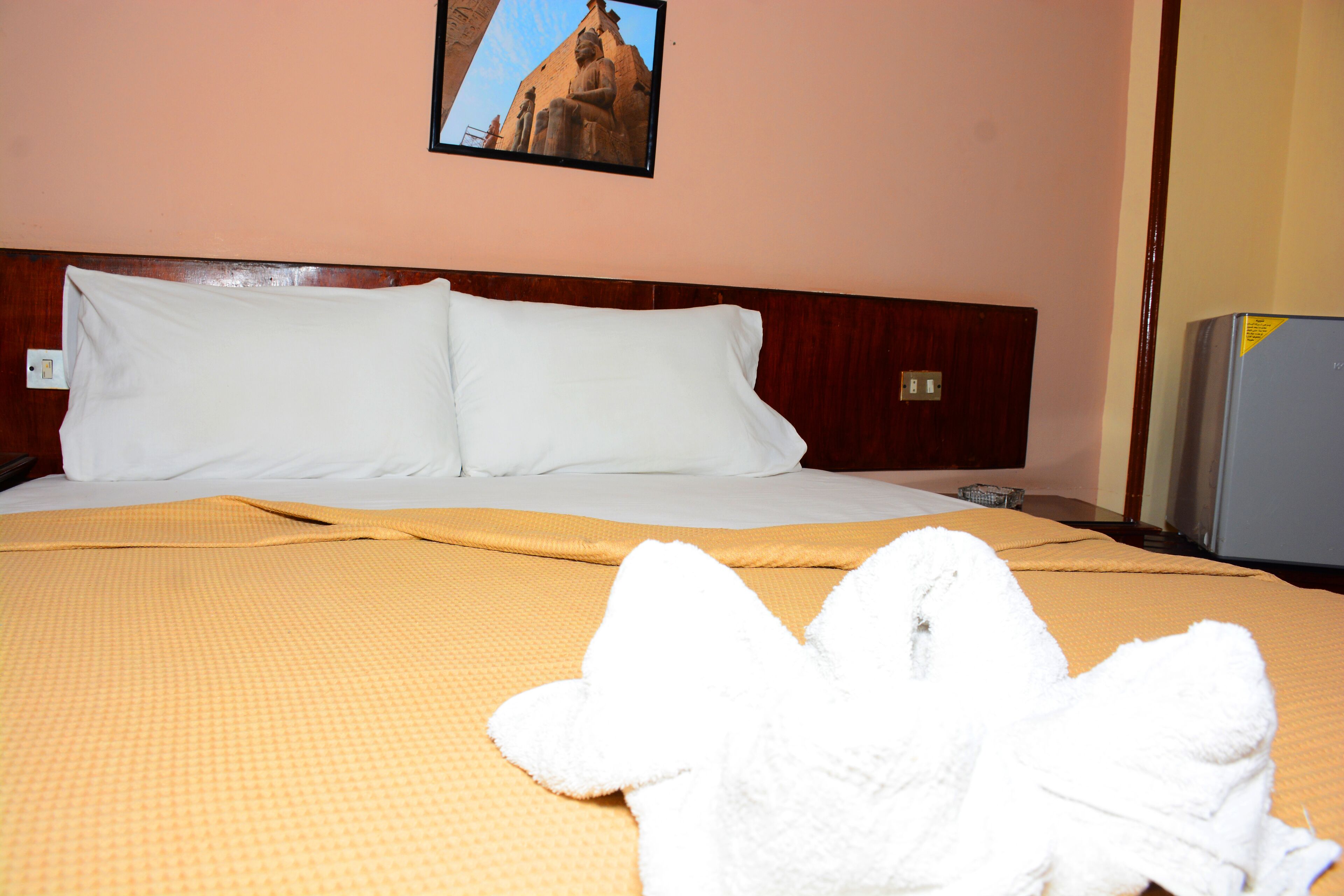 romantic single room | 1 bedroom, in-room safe, blackout curtains, free wifi