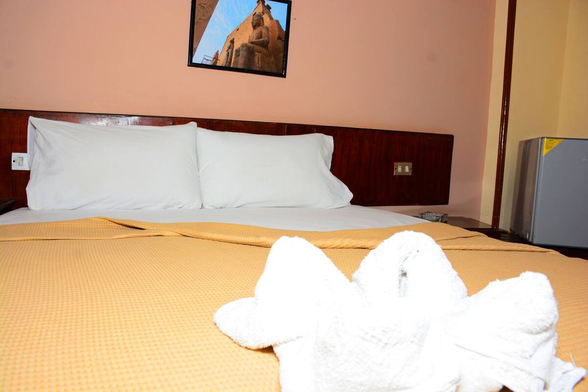 romantic single room | 1 bedroom, in-room safe, blackout curtains, free wifi