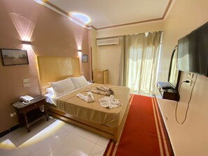 Egyptian cotton sheets, premium bedding, in-room safe, blackout drapes - Shady Hotel (Luxor)
