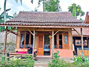 Front of property - Cianjur Paddies Hostel (Cianjur)