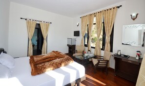 Free WiFi, bed sheets - Green Oak Resort (Dhari)