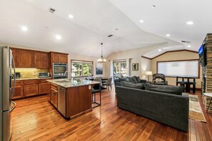 Televisión, chimenea y consola de videojuegos 