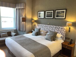 Habitación Premium | Tabla de planchar con plancha, wifi gratis, ropa de cama
