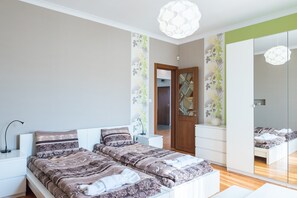 2 slaapkamers, een kluis op de kamer, een bureau, geluiddichte muren