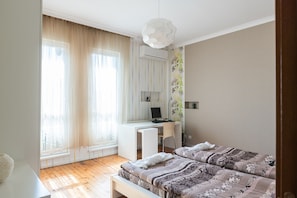 2 Schlafzimmer, Zimmersafe, Schreibtisch, schallisolierte Zimmer