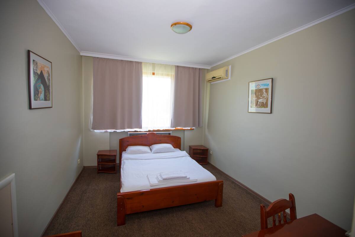 Minibar, desk, WiFi (free), bed sheets