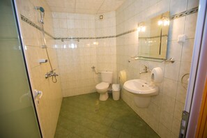 Superior Double Room | Bathroom | Shower, free toiletries, towels - Hotel Ustra (Kardzali)