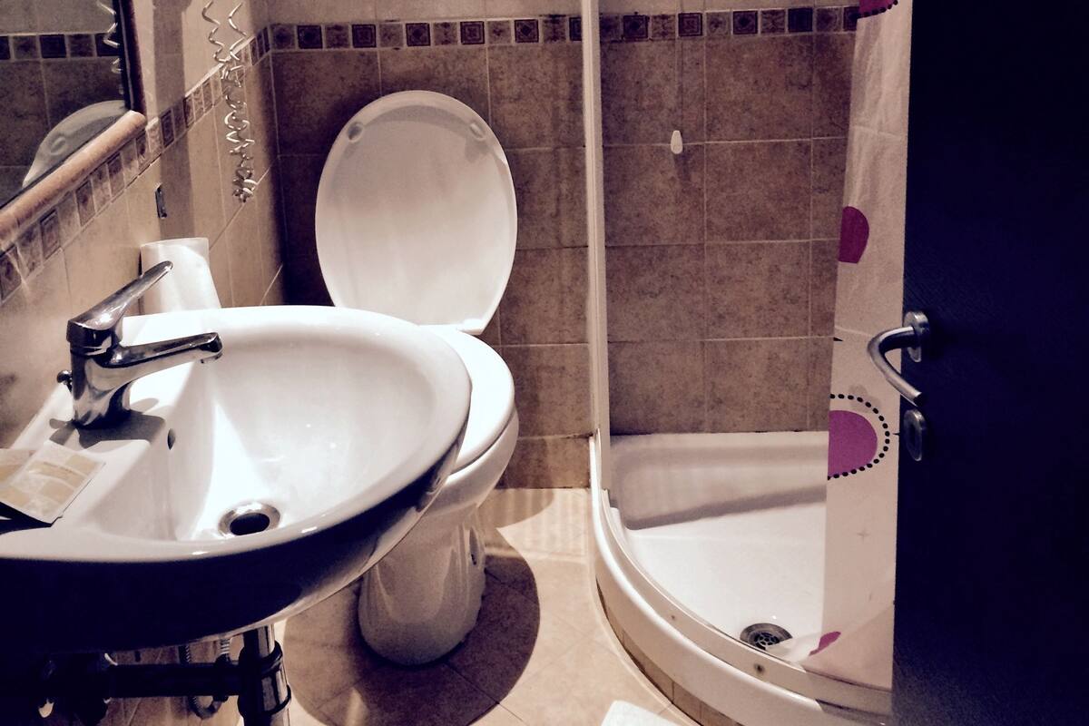 Tweepersoonskamer, 1 queensize bed, niet-roken, uitzicht op stad | Badkamer | Een douche, een regendouche, gratis toiletartikelen, een haardroger