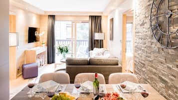 Apartamento, vĂĄrias camas, para nĂŁo fumantes, vista para a montanha | Ărea de estar | TV de tela plana, lareira