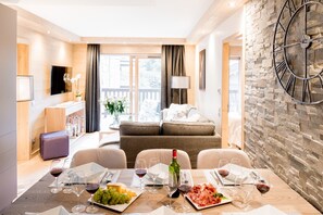 Apartment, Multiple Beds, Non Smoking, Mountain View | Living area | Flat-screen TV, fireplace