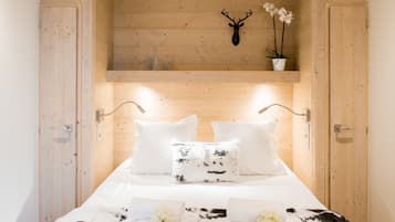 Apartamento, vĂĄrias camas, para nĂŁo fumantes, vista para a montanha | 3 quartos, escrivaninha, cortinas blackout