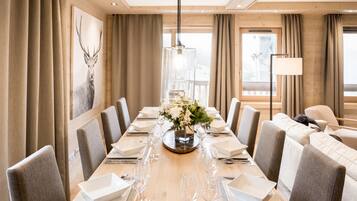 Apartemen, 4 kamar tidur, balkon | Makan di kamar