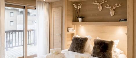 Appartement, 4 chambres, balcon | 4 chambres, coffres-forts dans les chambres, fer et planche à repasser