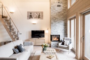 Appartement, 4 chambres, balcon | Aire de séjour | Téléviseur connecté, foyer