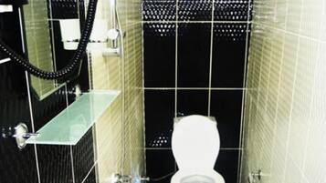 Douche, douche hydromassante, articles de toilette gratuits