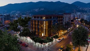 Un edificio moderno con un letrero destacado que dice "ANJELIO DOWNTOWN".