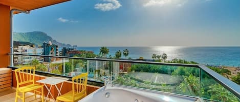 Escritorio, cortinas blackout, sistema de insonorización y wifi gratis