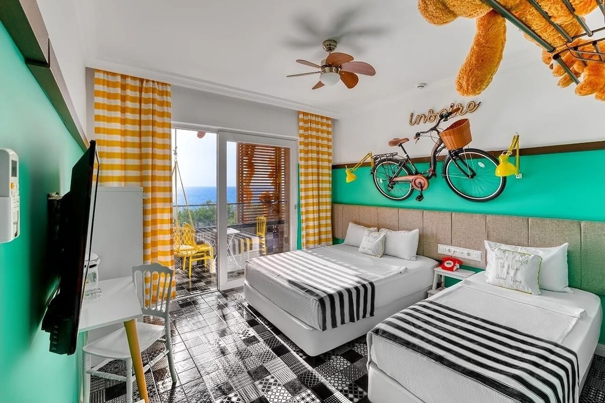 Escritorio, cortinas blackout, insonorización y wifi gratis
