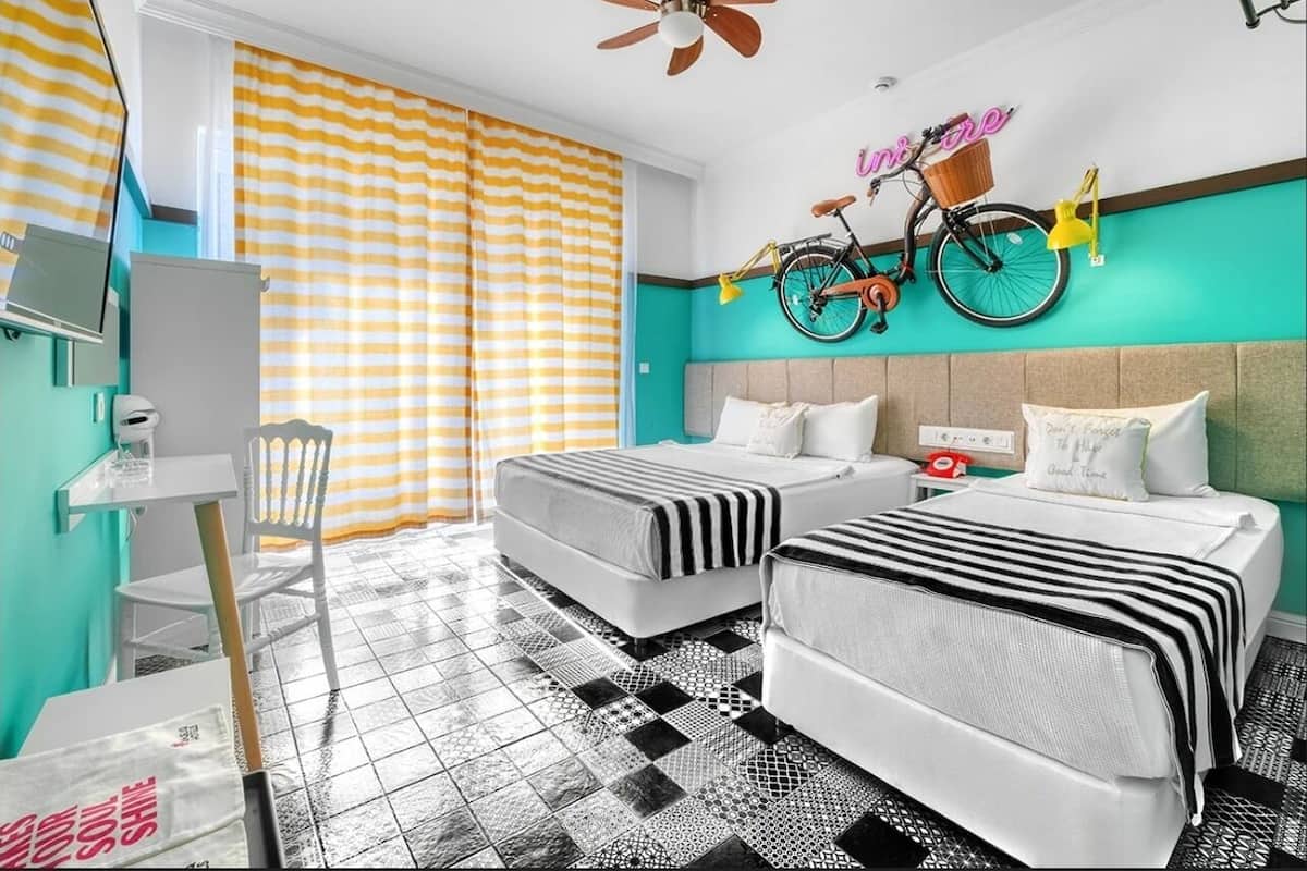 Escritorio, cortinas blackout, insonorización y wifi gratis
