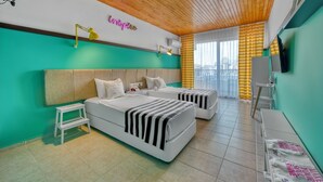 Habitación de hotel con dos camas, una mesita, un banco y un televisor.