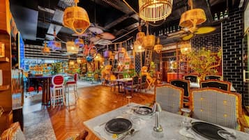 Serveert ontbijt, lunch, diner, internationale gerechten