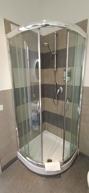 Triple Room, Ensuite | Bathroom | Shower, rainfall showerhead, free toiletries, hair dryer - Biancoreroma B&B (Rome)