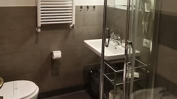 Triple Room, Private Bathroom | Bathroom | Shower, rainfall showerhead, free toiletries, hair dryer