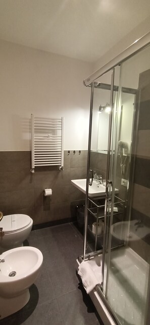 Tremannsrom, privat bad | Bad | Dusj, regndusjhode, toalettartikler (inkludert) og hårføner
