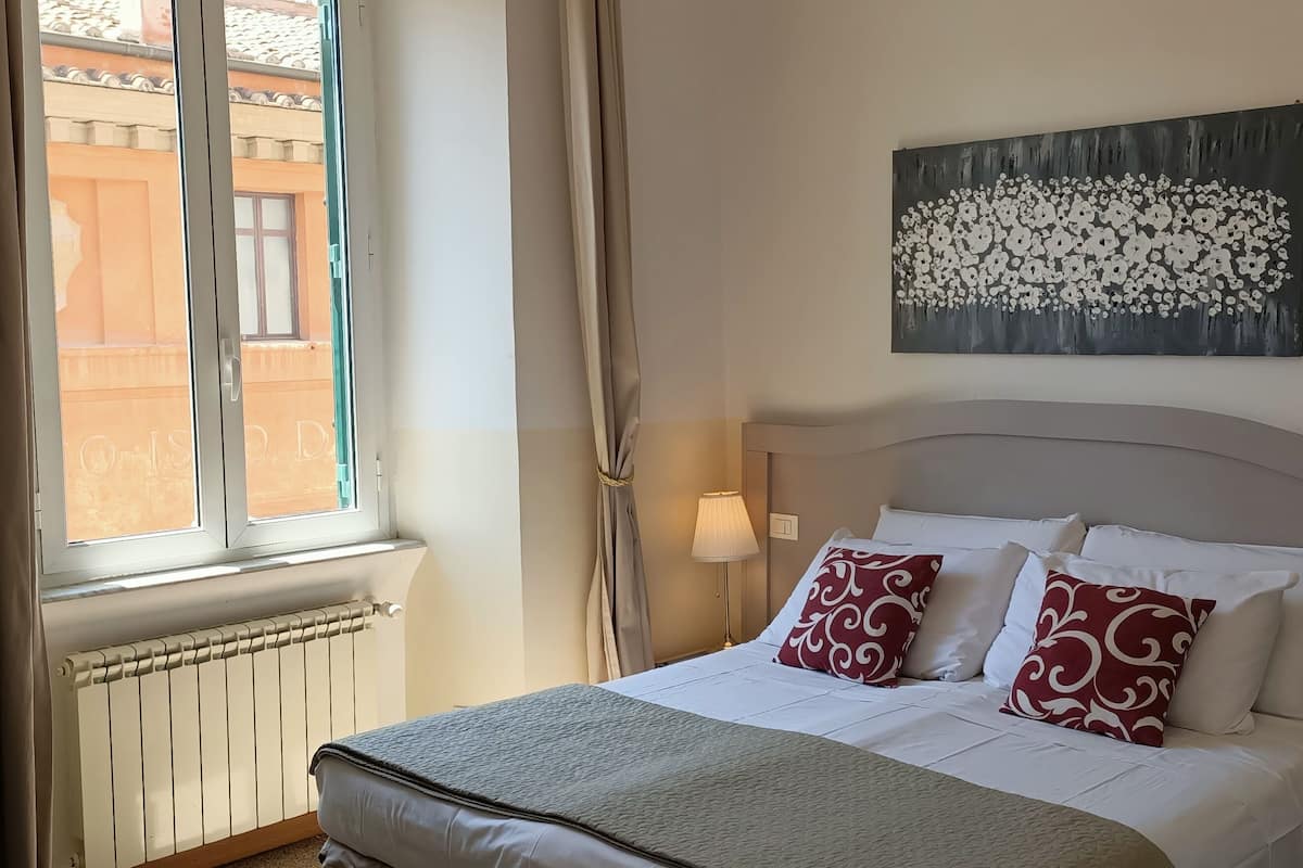 Driepersoonskamer, en-suite badkamer | 4 slaapkamers, luxe beddengoed, donsdekens, een minibar