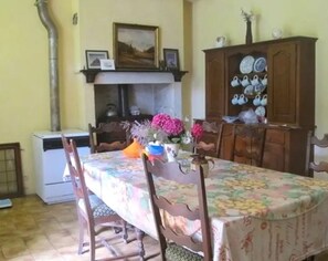 Daily continental breakfast (EUR 3.50 per person)