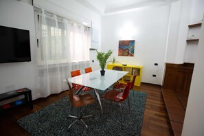 Appartement, 3 chambres | Restauration dans la chambre