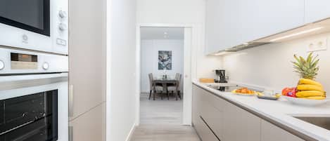 Frigorifero, microonde, forno, piano cottura
