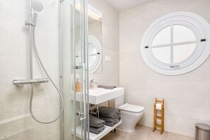 Badewanne, Haartrockner, Handtücher, Seife