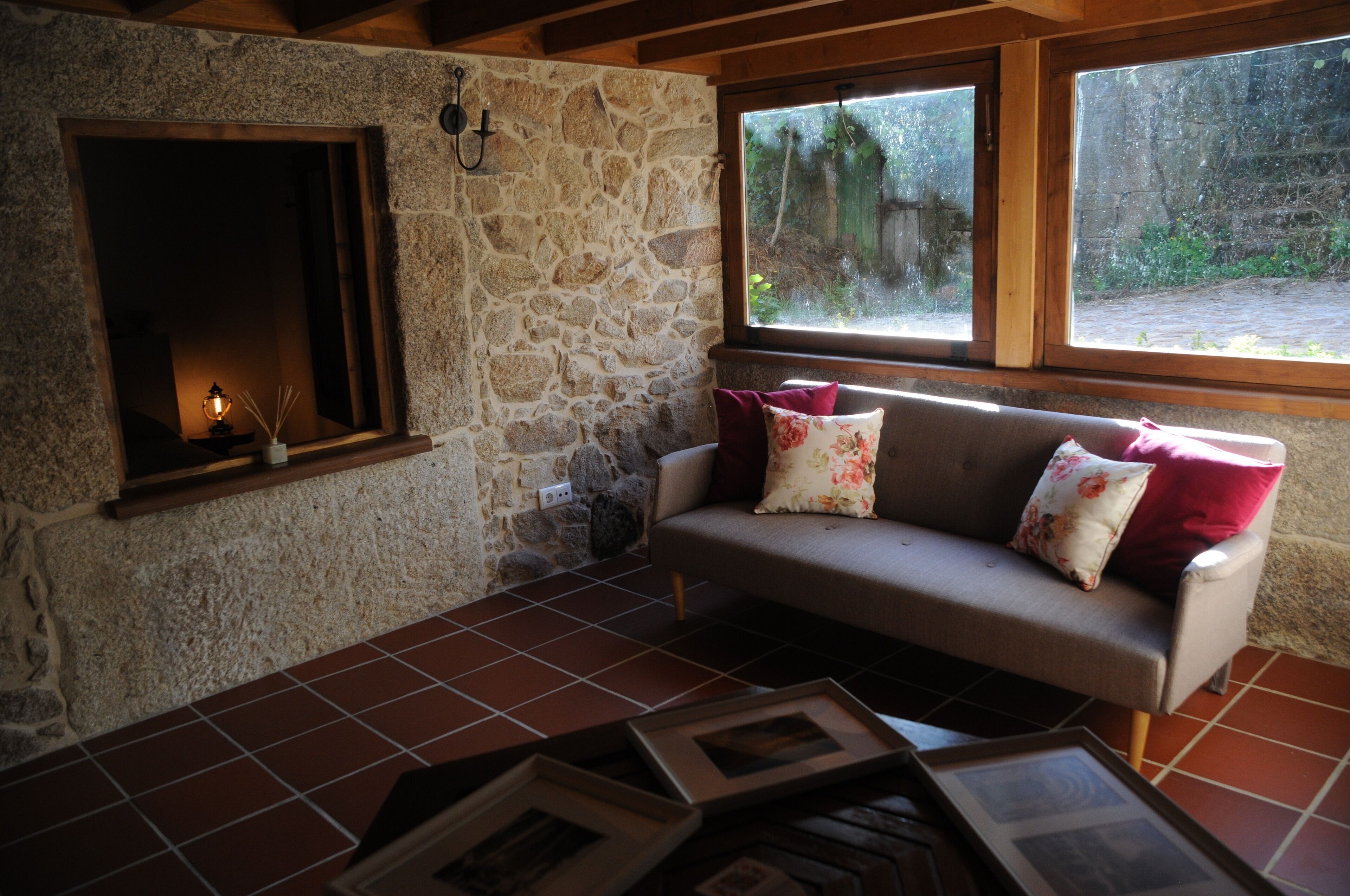 Télévision, cheminée, livres