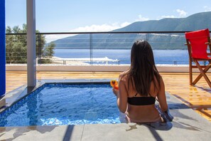 Màn/rèm cản sáng, phòng cách âm, bàn ủi/dụng cụ ủi quần áo 