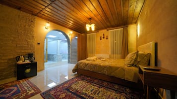 Quarto casal real | Frigobar, escrivaninha, espaço de trabalho para notebook