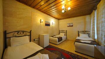 Kolmen hengen classic-huone | Minibaari, työpöytä, kannettavalle tietokoneelle sopiva työtila